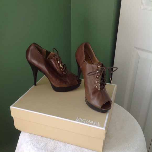 Michael Kors Shoes - BEAUTIFUL Michael Kors Leather Lace up shoe
